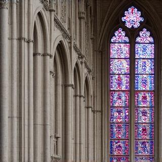 Dettaglio di una cattedrale gotica francese e vetrate colorate